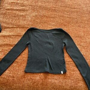 SET OF 2 BDG WILLOW THERMAL LONG SLEEVE TEE’S IN GREY & BLACK SZ L